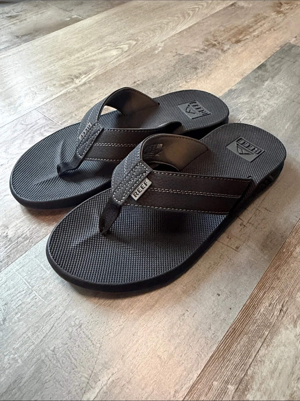 NWOT! Mens reef flip flops